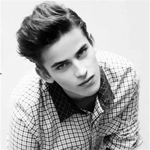 欧美健身卷发男图片,型男魅力一触即发