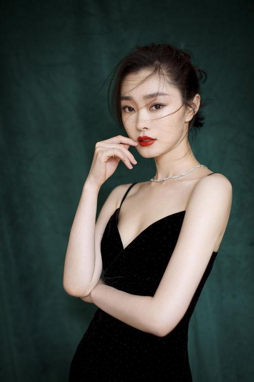 黑色欧美吊带图片女士,吊带裙演绎性感魅力